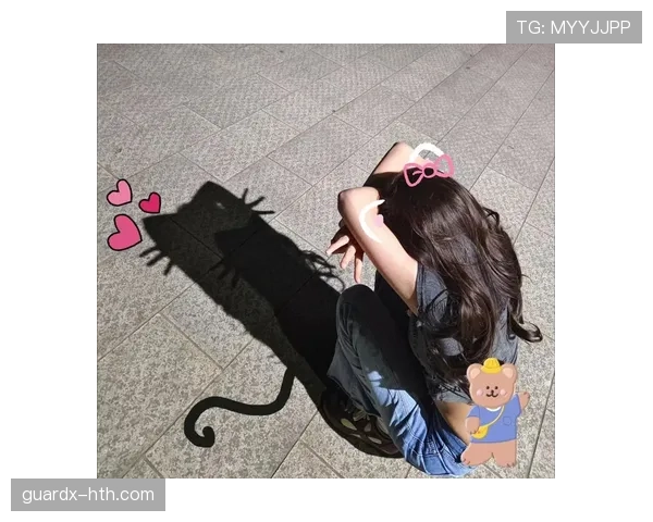 凯蒂莱德基休息日光鲜到离谱，普通泳池边根本看不到她的影子